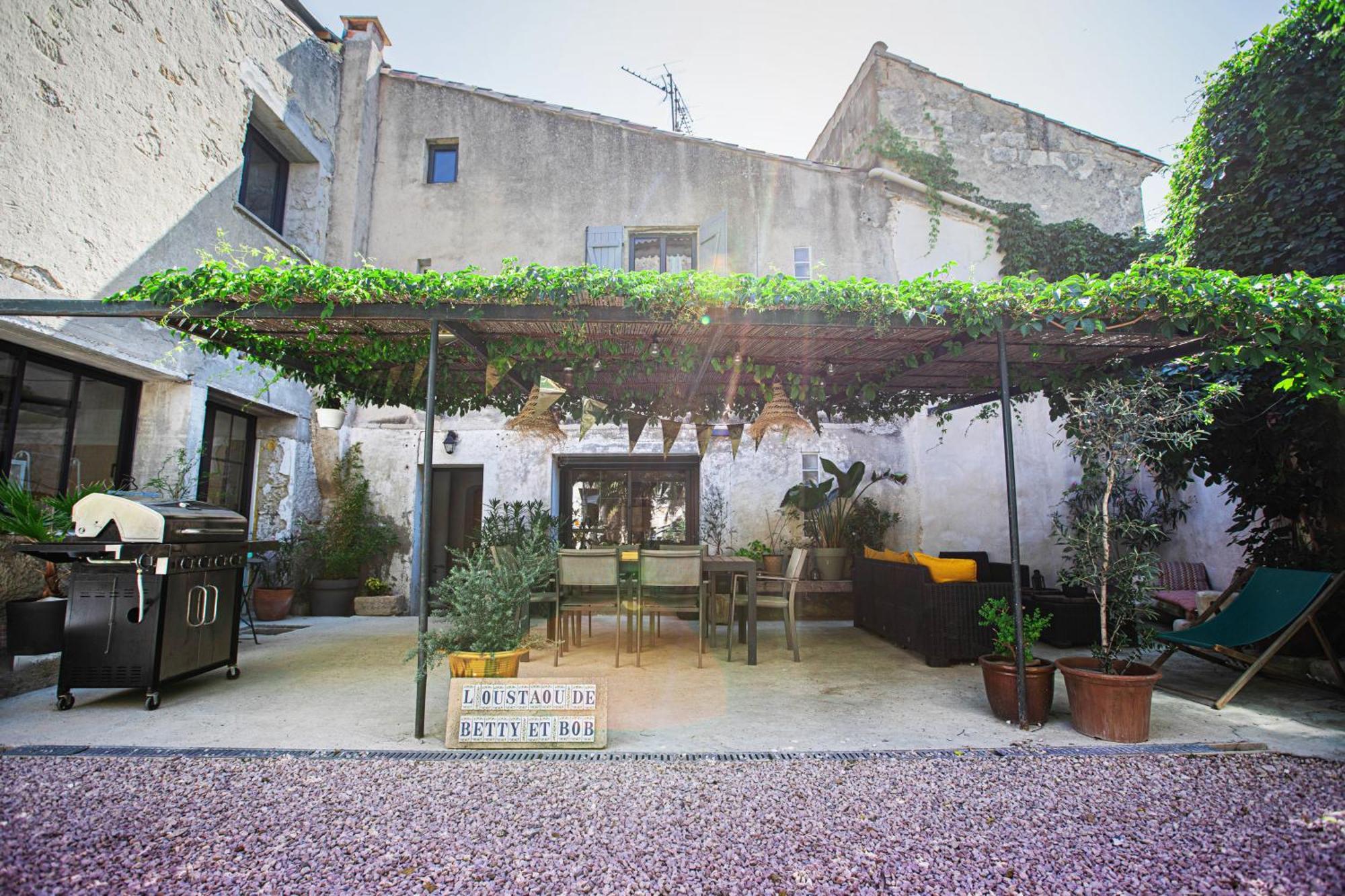 Oustaou De Betty Et Bob Bed and Breakfast Le Cailar Buitenkant foto